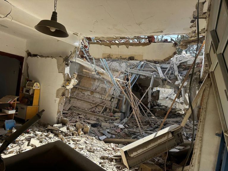 دمار في مبنى بإسرائيل جراء قصف إيراني سابق
