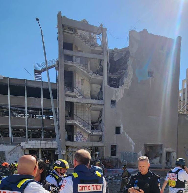 دمار في مبنى بإسرائيل جراء قصف إيراني سابق