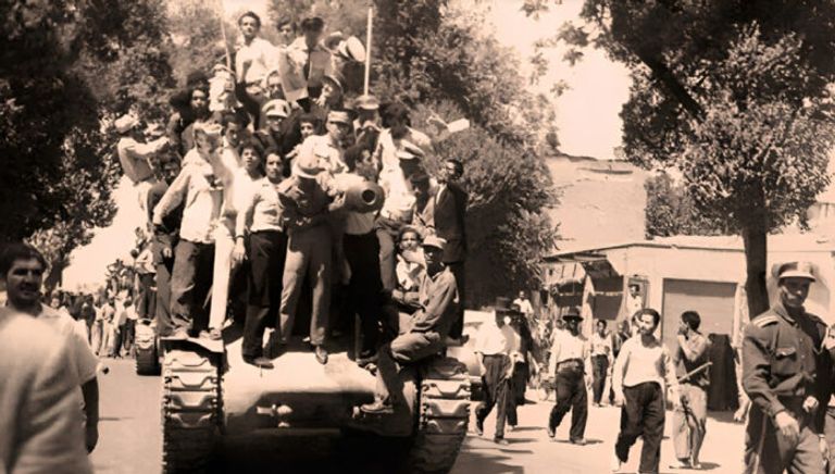 متظاهرون مؤيدون للنظام الملكي في شوارع طهران 1953