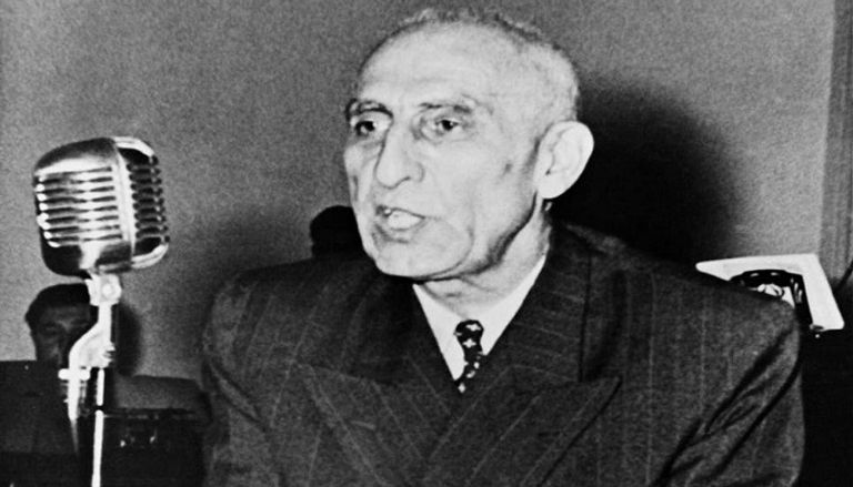 متظاهرون مؤيدون للنظام الملكي في شوارع طهران 1953