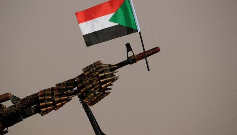 علم السودان على فوهة سلاح