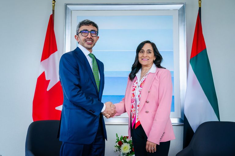 الشيخ عبدالله بن زايد آل نهيان خلال مباحثات مع وزيرة خارجية كندا