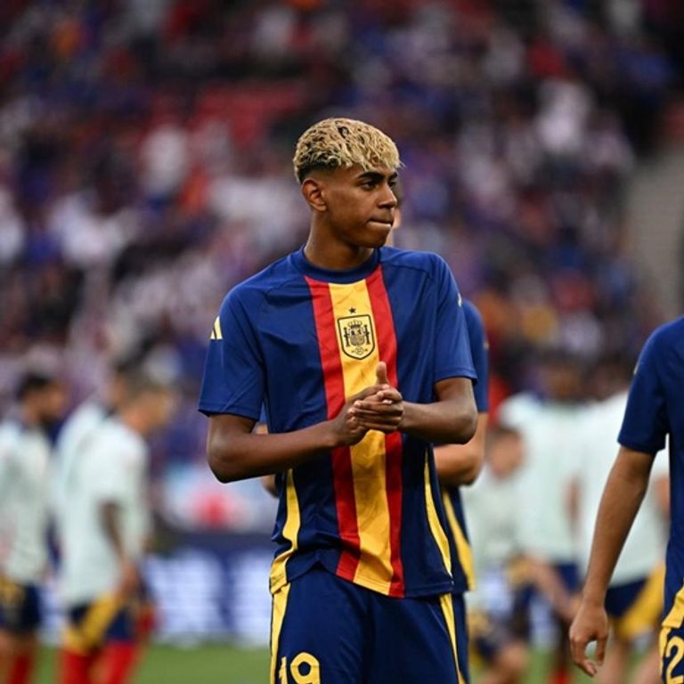 لامين يامال نجم برشلونة الواعد