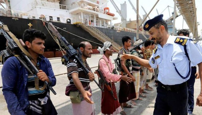 عناصر حوثية في أحد موانئ الحديدة - أرشيفية