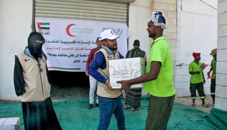 جانب من توزيع المساعدات