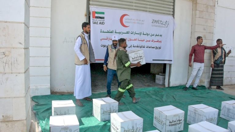 جانب من توزيع المساعدات