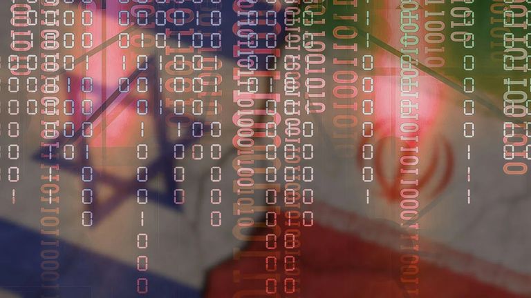 علم إيران وفي الخلفية خوارزميات تكنولوجيا الإنترنت - تعبيرية