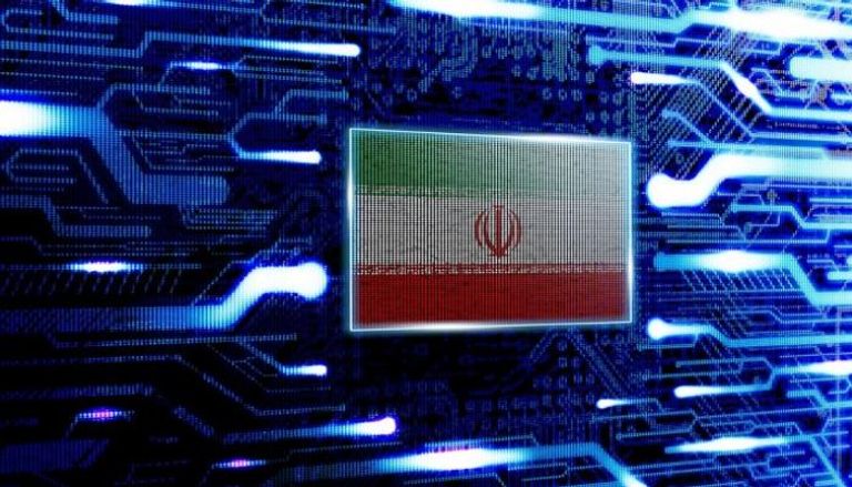 علم إيران وفي الخلفية خوارزميات تكنولوجيا الإنترنت - تعبيرية