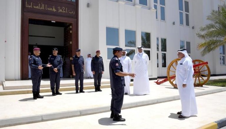 ولي عهد البحرين خلال زيارة قيادة قوة الأمن الخاصة 