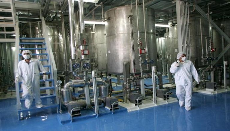 فنّيون إيرانيون في منشأة تحويل اليورانيوم في أصفهان