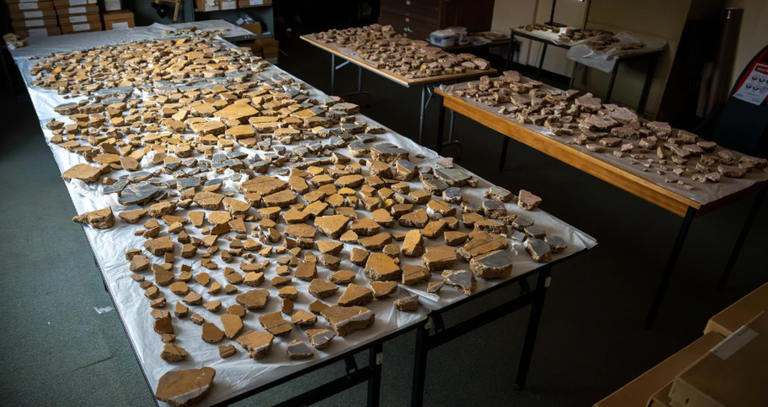 إعادة تركيب اللوحة الرومانية المفقودة منذ 1800 عام باستخدام آلاف القطع