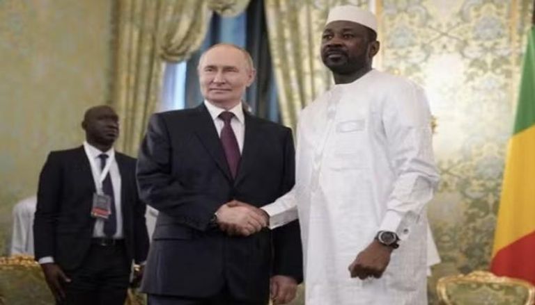 فلاديمير بوتين لدى استقباله رئيس مالي
