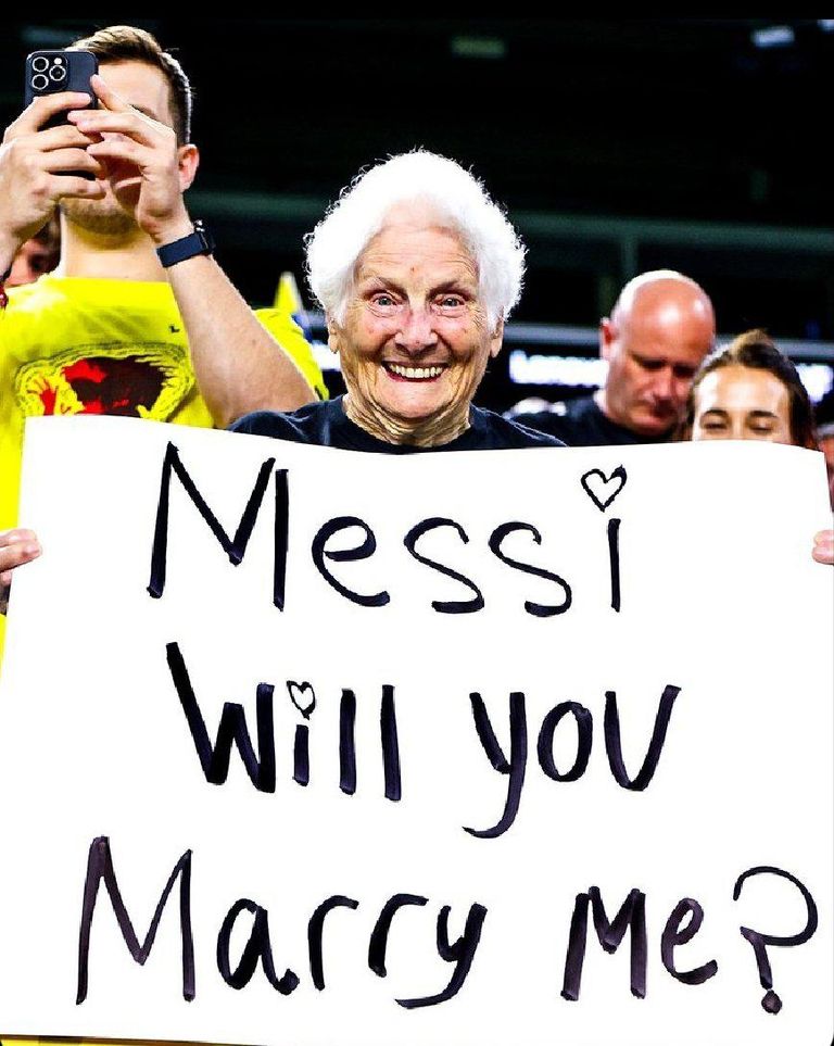 طلب المرأة المسنة بالزواج من ميسي الأرجنتيني ليونيل ميسي