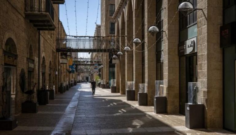 أحد الشوارع التجارية في القدس الغربية خالية تماما