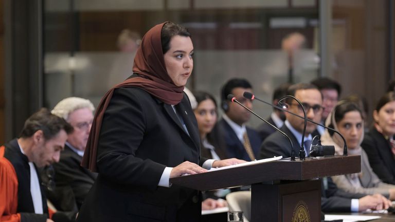 المرأة الإماراتية تعيش أزهى عصورها