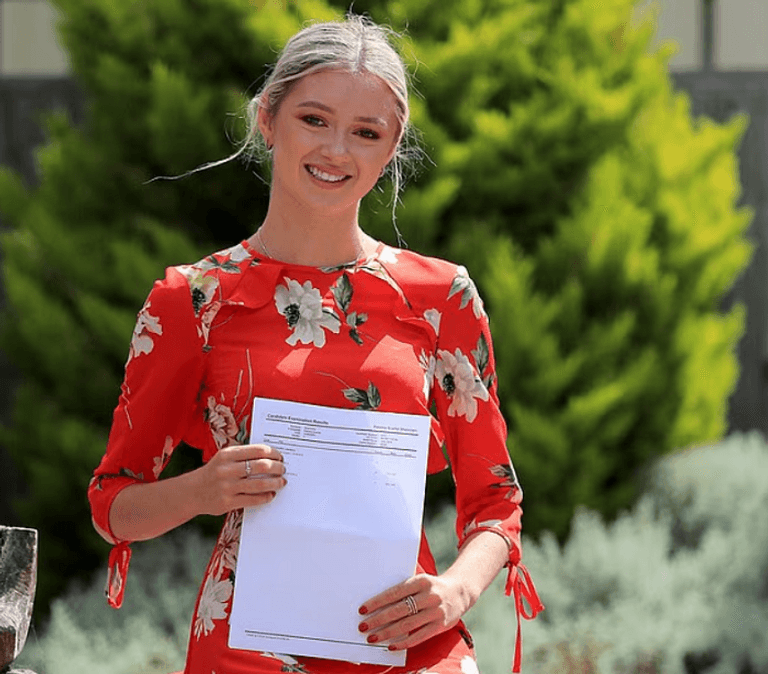 بالوما شيميراني والدة الفتاة المتهمة بالتسبب في وفاة ابنتها في احد الفعاليات المناهضة للقاحات