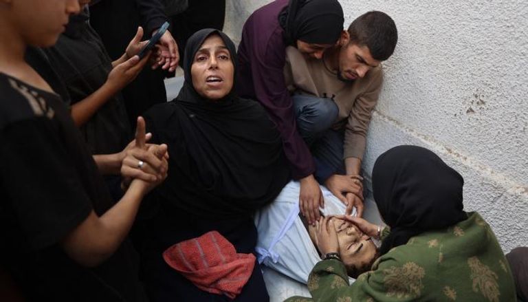 نساء فلسطينيات يبكين مقتل أحد أقربائهن