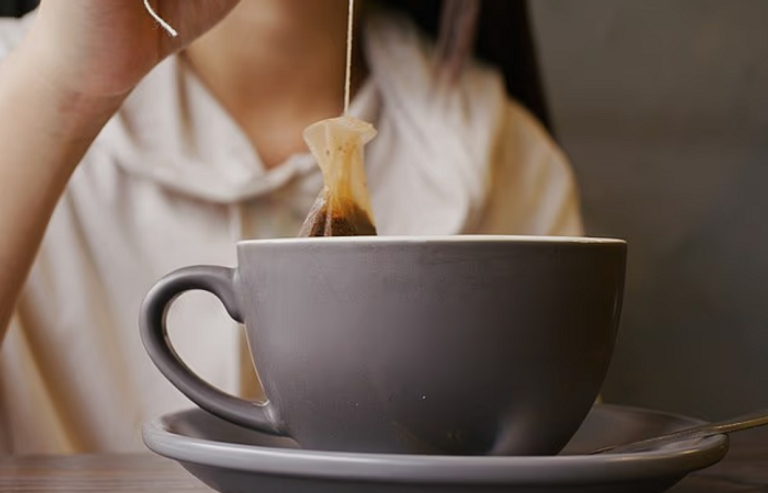 الجسيمات البلاستيكية تتسلل إلى أجسامنا من أدوات الطعام 
