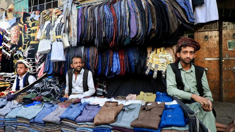 الحوثي يصادر أرزاق فقراء اليمن