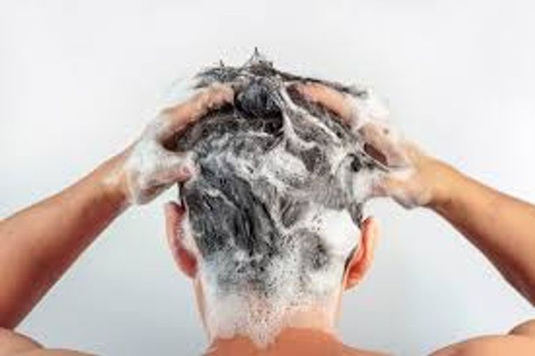 توصية طبية بغسيل الشعر يوميا خلال موجة الحر 