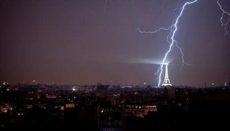 عاصفة عنيفة تضرب باريس