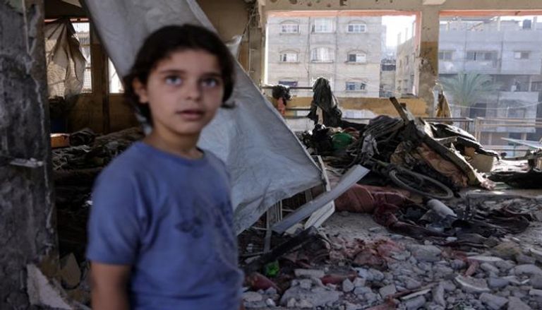 طفلة فلسطينية تنقب في أنقاض مبان دمرتها الغارات الإسرائيلية