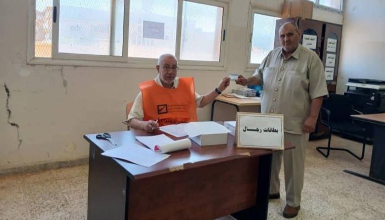 ليبي يتسلم بطاقته الانتخابية تمهيدا لإجراء انتخابات البلديات في مرحلتها الثانية