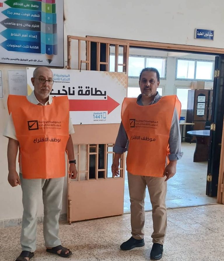 ليبي يتسلم بطاقته الانتخابية تمهيدا لإجراء انتخابات البلديات في مرحلتها الثانية