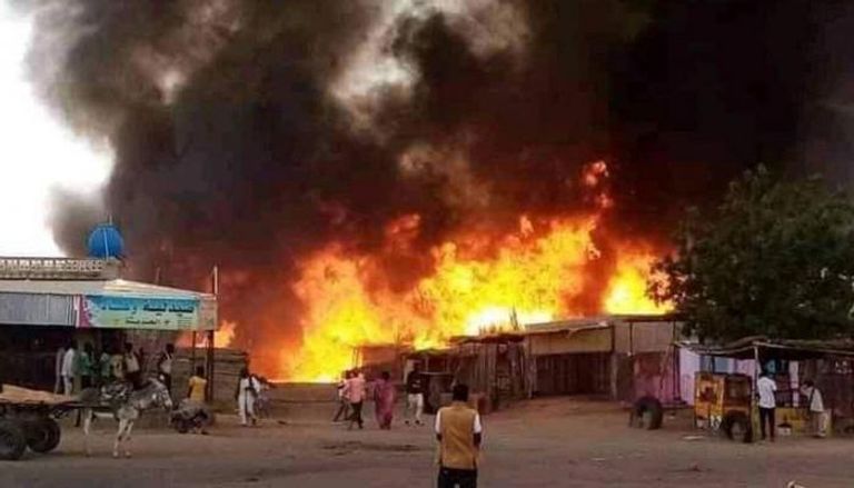 ألسنة النيران في السودان جراء المعارك بين الجيش وقوات الدعم السريع - أرشيفية
