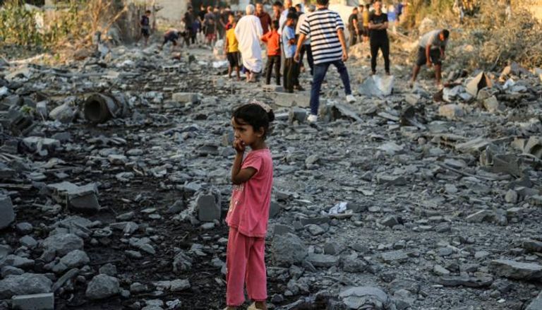 طفلة فلسطينية تقف وسط الأنقاض في مخيم البريج وسط قطاع غزة