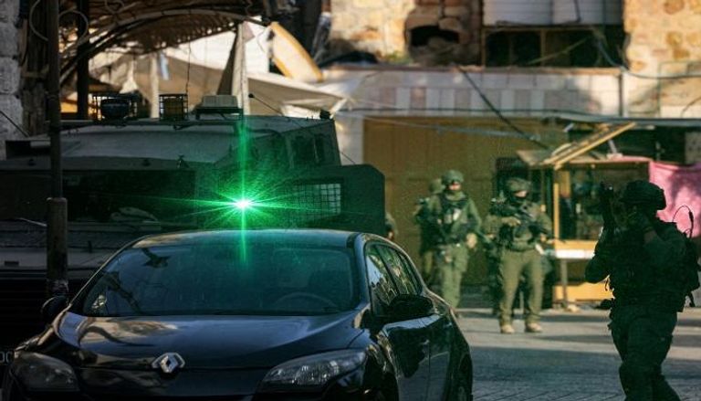 جنود إسرائيليون يتجولون في الضفة الغربية المحتلة