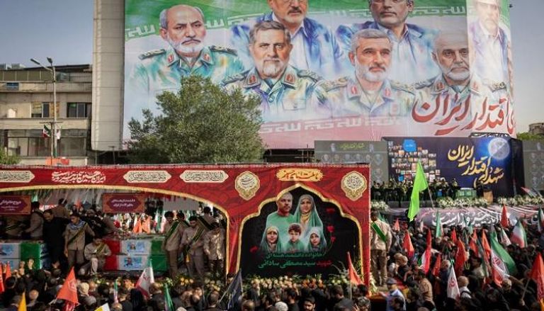 مشيعون يشاركون في مراسم جنازة الجنرالات والعلماء النوويين الإيرانيين