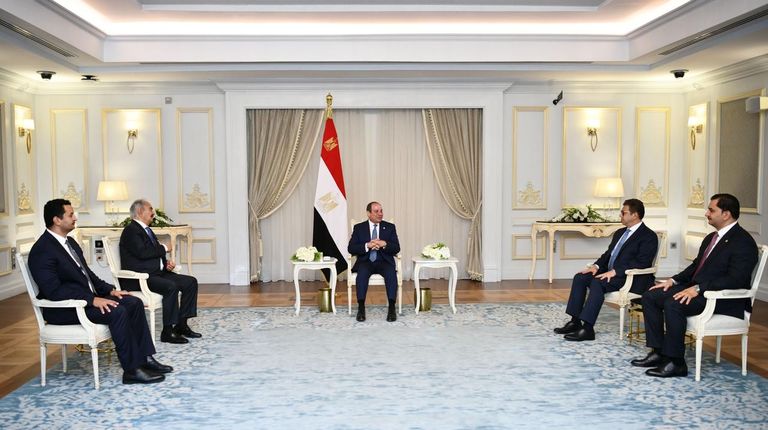 السيسي وحفتر خلال اللقاء
