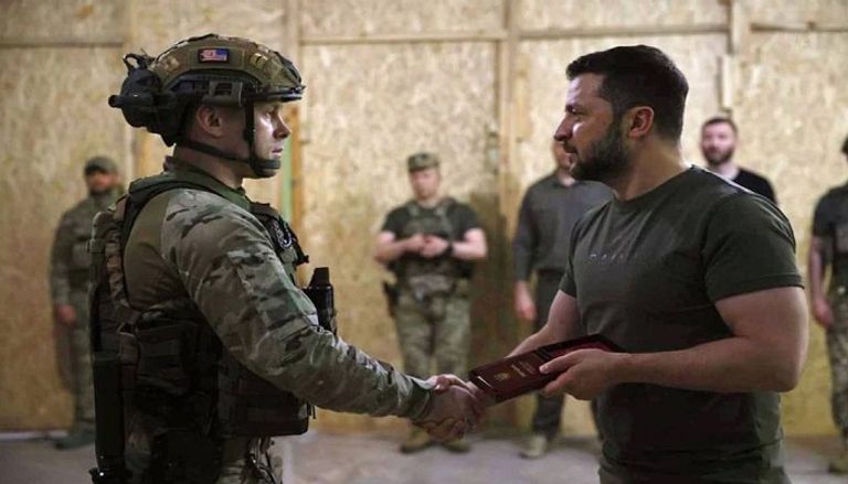 الرئيس زيلينسكي يكرم الميجور أوليه شيرياييف البزة الجديدة