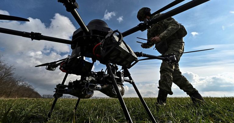 جندي يعد مسيرة للإنطلاق