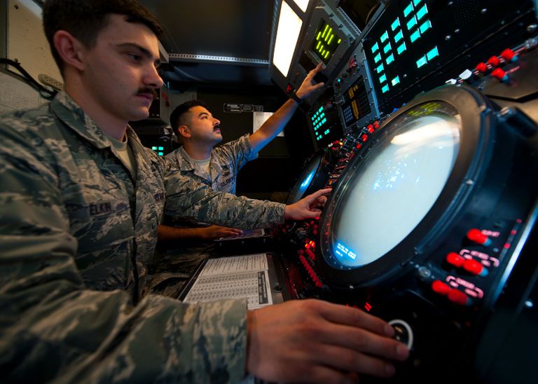 جندي يعد مسيرة للإنطلاق