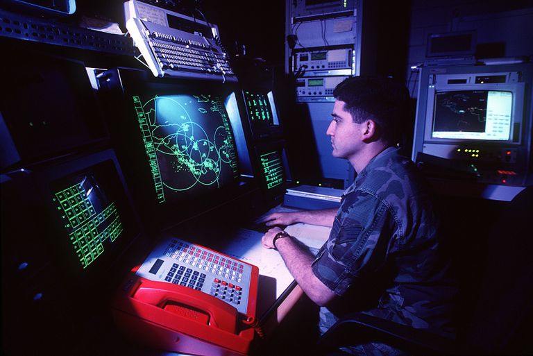 جندي يعد مسيرة للإنطلاق