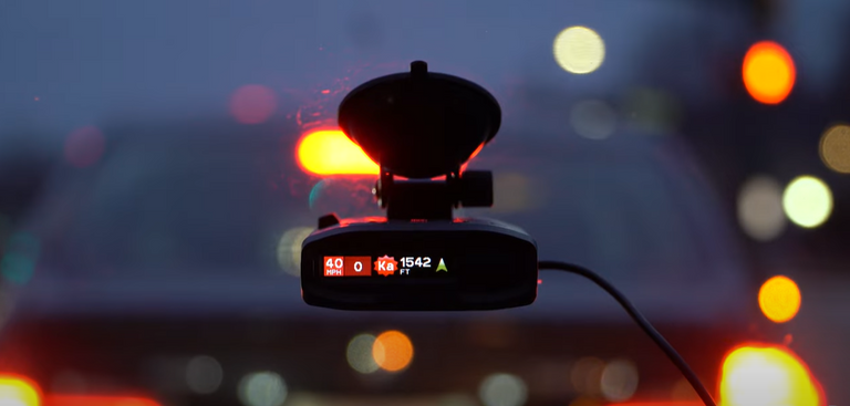 جندي يعد مسيرة للإنطلاق