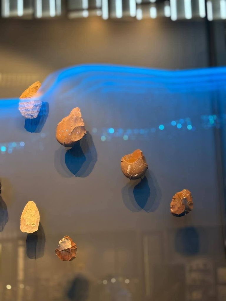 بسام الشماع يشير إلى القطع الأثرية النادرة من عصور ما قبل التاريخ