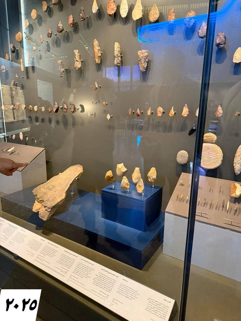 بسام الشماع يشير إلى القطع الأثرية النادرة من عصور ما قبل التاريخ