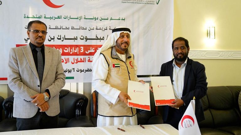 دعم إماراتي لمؤسسات حضرموت 