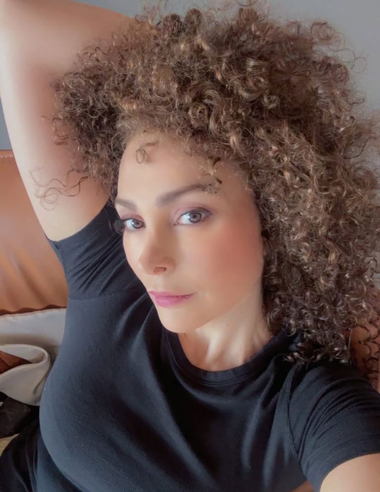 أمل حجازي تظهر دون حجاب وتوضح موقفها