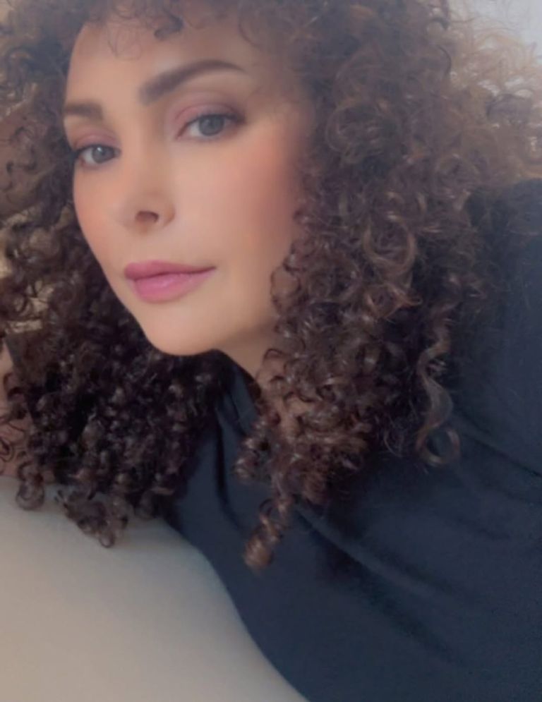 أمل حجازي تظهر دون حجاب وتوضح موقفها