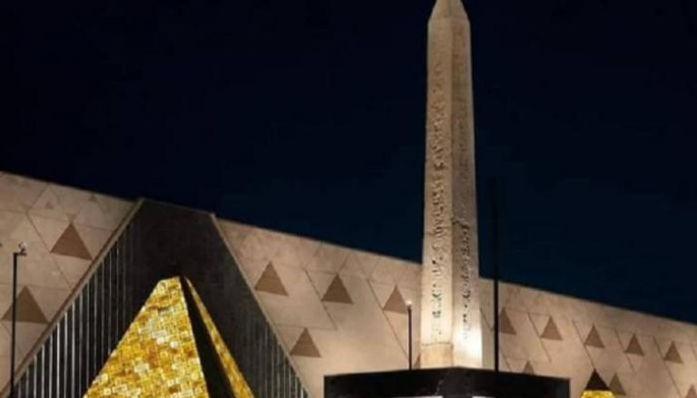 المسلة المعلقة تستقبل زوار المتحف المصري الكبير