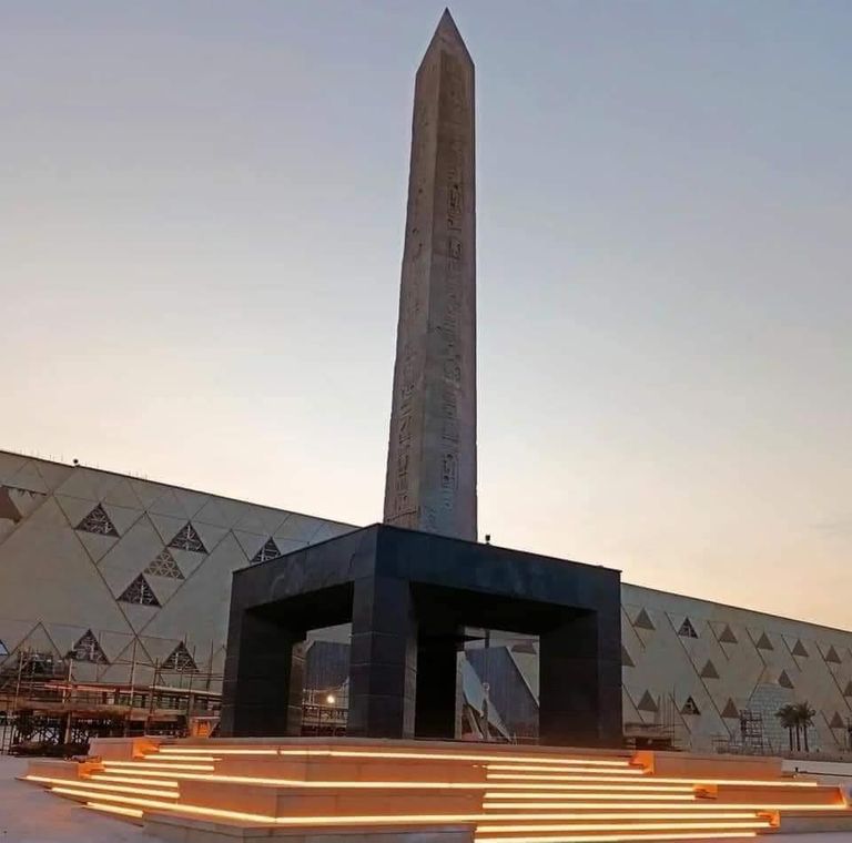 المسلة المعلقة تستقبل زوار المتحف المصري الكبير