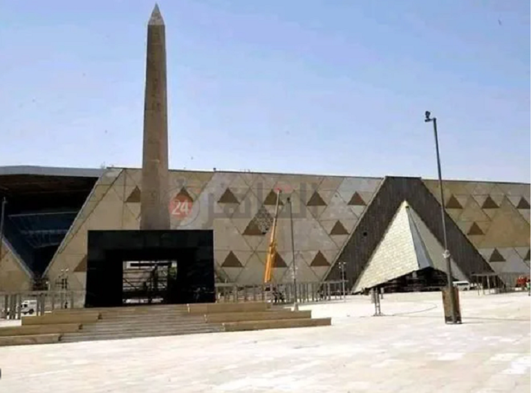 المسلة المعلقة تستقبل زوار المتحف المصري الكبير