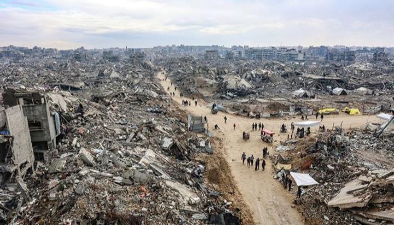 فلسطينيون يمرون عبر دمار هائل في غزة