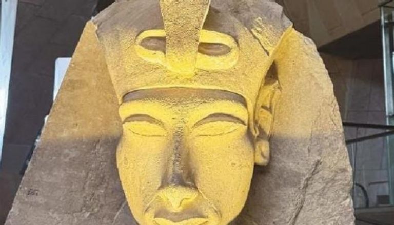 رأس إخناتون التي تتصدر منطقة "الدرج العظيم" بالمتحف الكبير