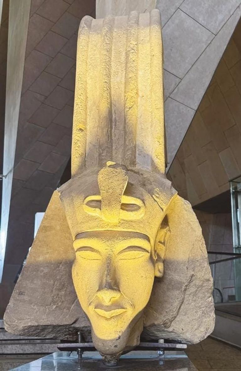 رأس إخناتون التي تتصدر منطقة "الدرج العظيم" بالمتحف الكبير