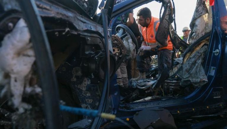 فرق الطوارئ بموقع قصف سيارة جنوب بيروت